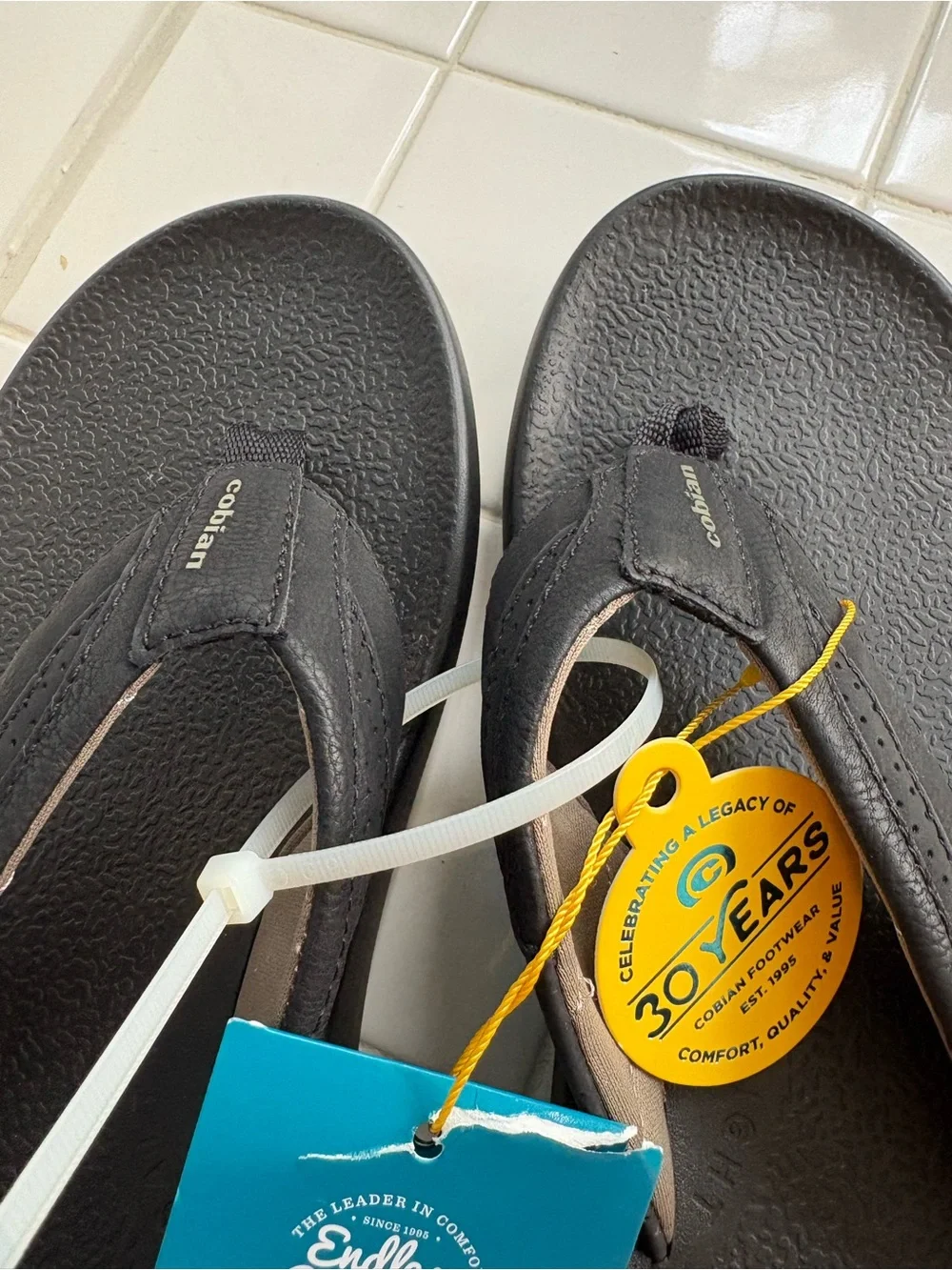 NWT Mens Cobian Salt & Light Compass Black Flip Flop Sandals Size 8